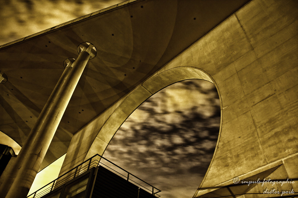 Pillar and circle in concrete
